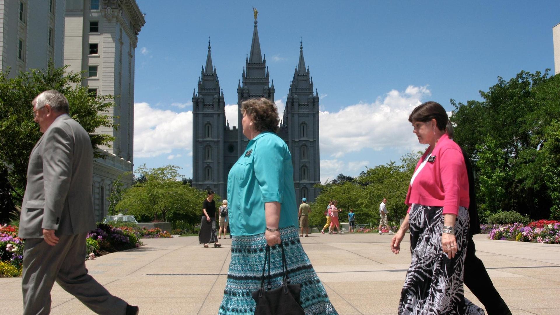 Mormonenfrauen gehen über den Temple Square in Salt Lake City, im Hintergrund der sechstürmige Mormonen-Tempel. Mehr als die Hälfte der Einwohner des US-Staates Utah sind Mormonen Mormonenfrauen gehen über den Temple Square in Salt Lake City, im Hintergrund der sechstürmige Mormonen-Tempel. Mehr als die Hälfte der Einwohner des US-Staates Utah sind Mormonen