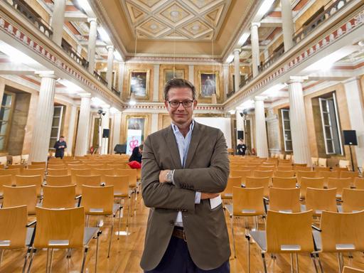 Bestsellerautor Florian steht in der festlichen Aula am Wilhelmsplatz, aufgenommen beim Göttinger Literaturherbst 2017