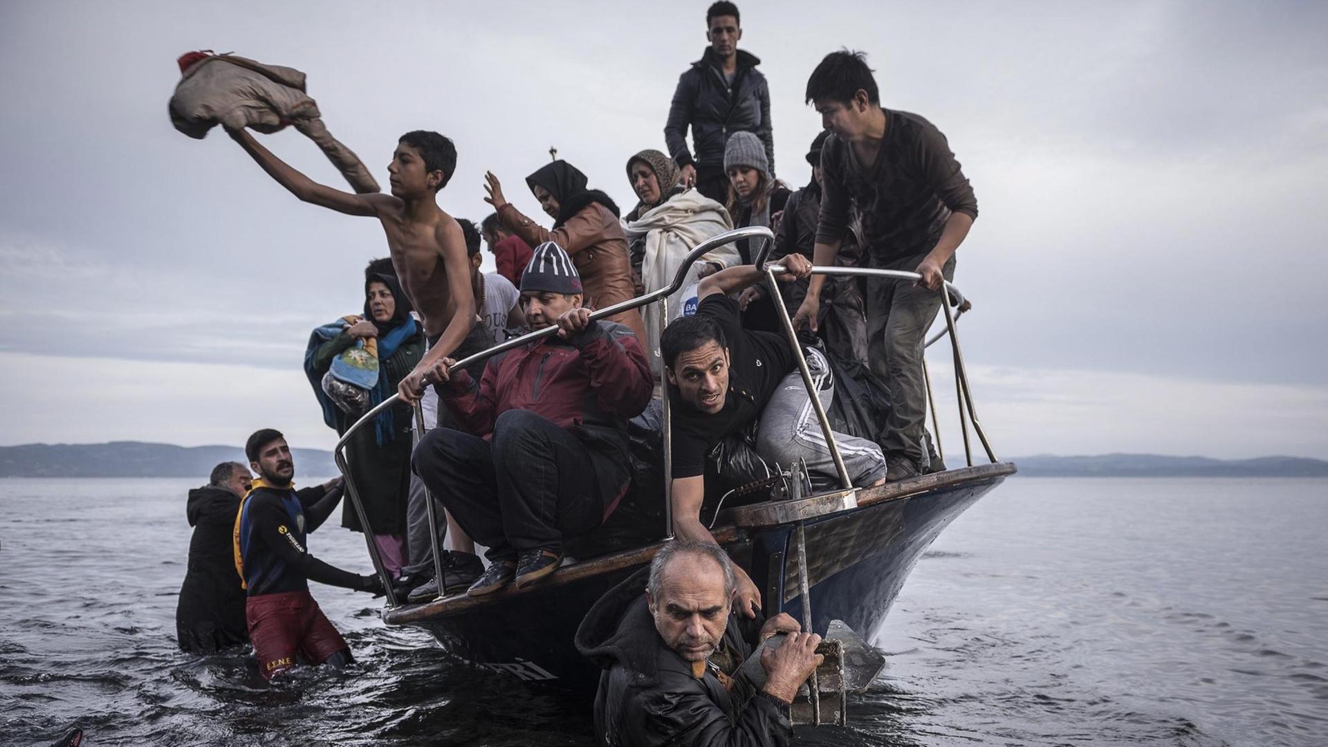 In der Kategorie "General News" gewann der russische Fotograf Sergey Ponomarev den World Press Photo Award für ein Bild eines Flüchtlingsbootes vor den griechischen Inseln.