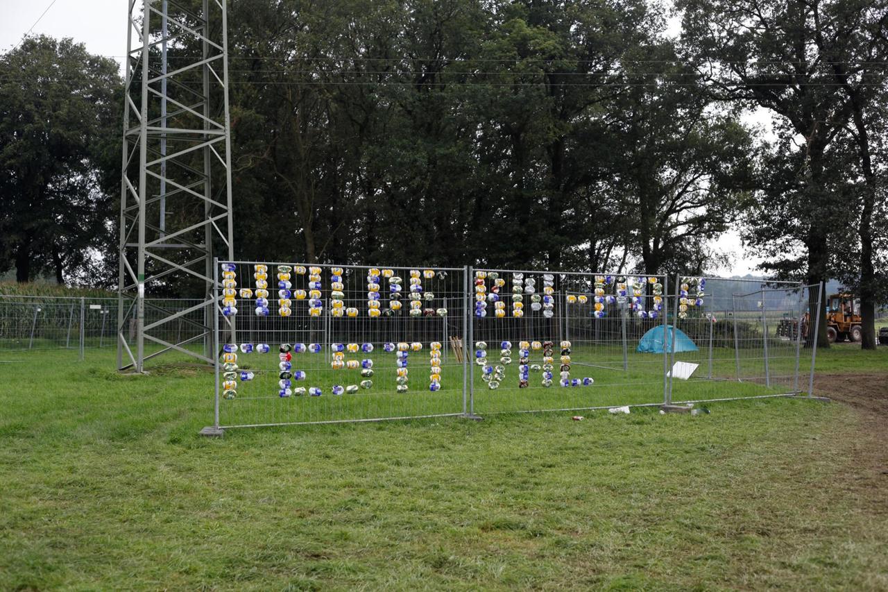 Ein Zaun mit der Aufschrift "Haldern Pop Festival" aus verschieden farbigen Bierdosen