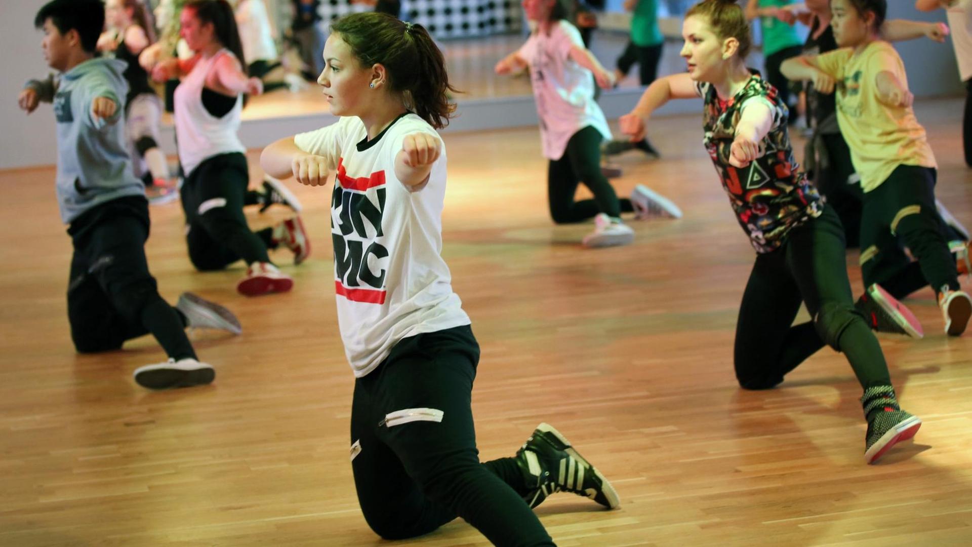 Ein HipHop-Kurs in einer Tanzschule in Rostock (Mecklenburg-Vorpommern). Ein HipHop-Kurs in einer Tanzschule in Rostock (Mecklenburg-Vorpommern).