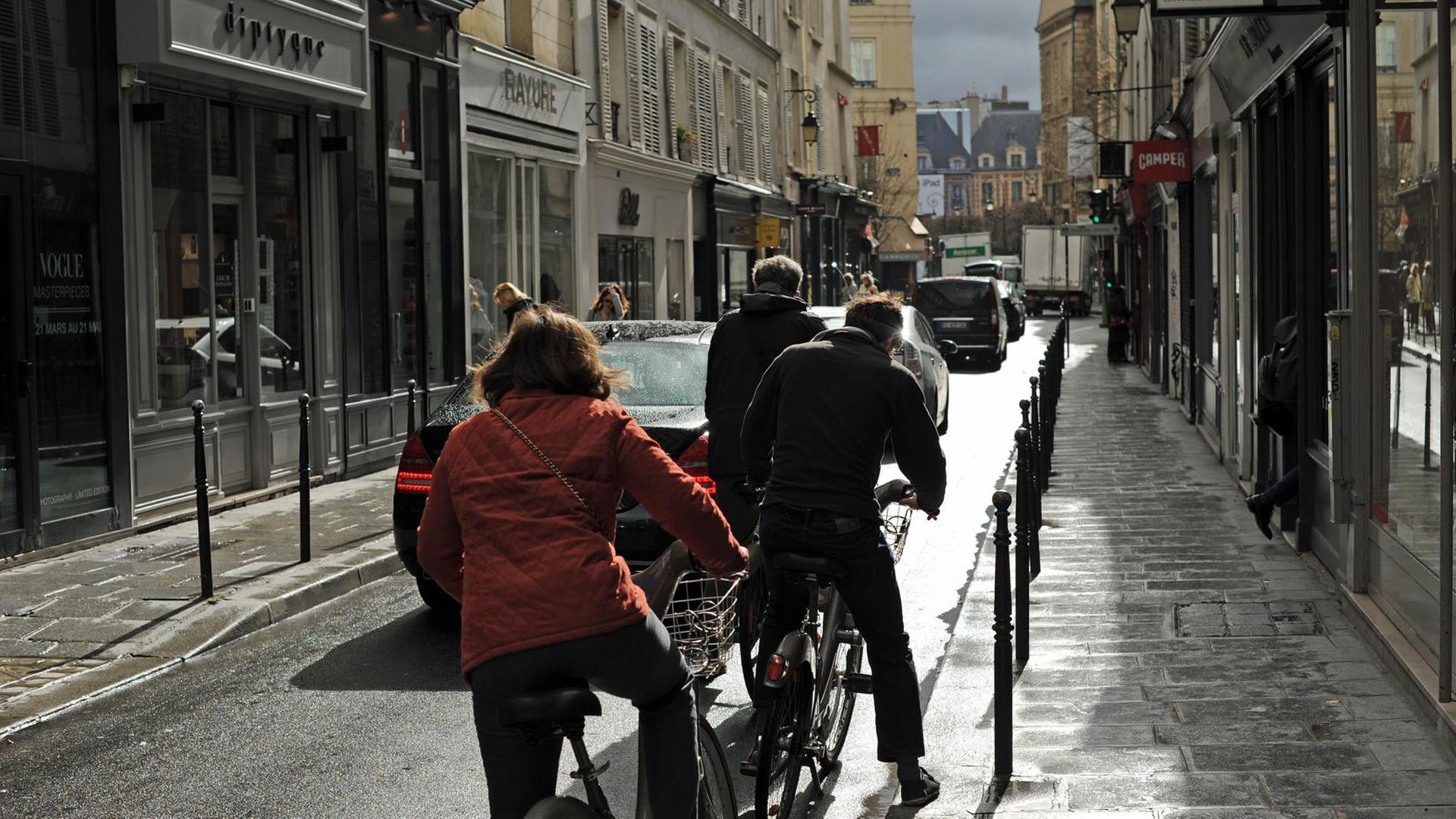 Morgensonne scheint in eine Strasse im Pariser Stadtteil Marais Morgensonne scheint in eine Strasse im Pariser Stadtteil Marais