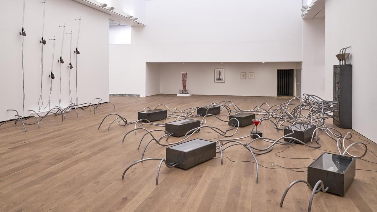 Raumfüllende Installation von Rebecca Horn. Alchimistisch anmutende Apparaturen, mit Trichtern, Schläuchen, Röhren. Raumfüllende Installation von Rebecca Horn. Alchimistisch anmutende Apparaturen, mit Trichtern, Schläuchen, Röhren.