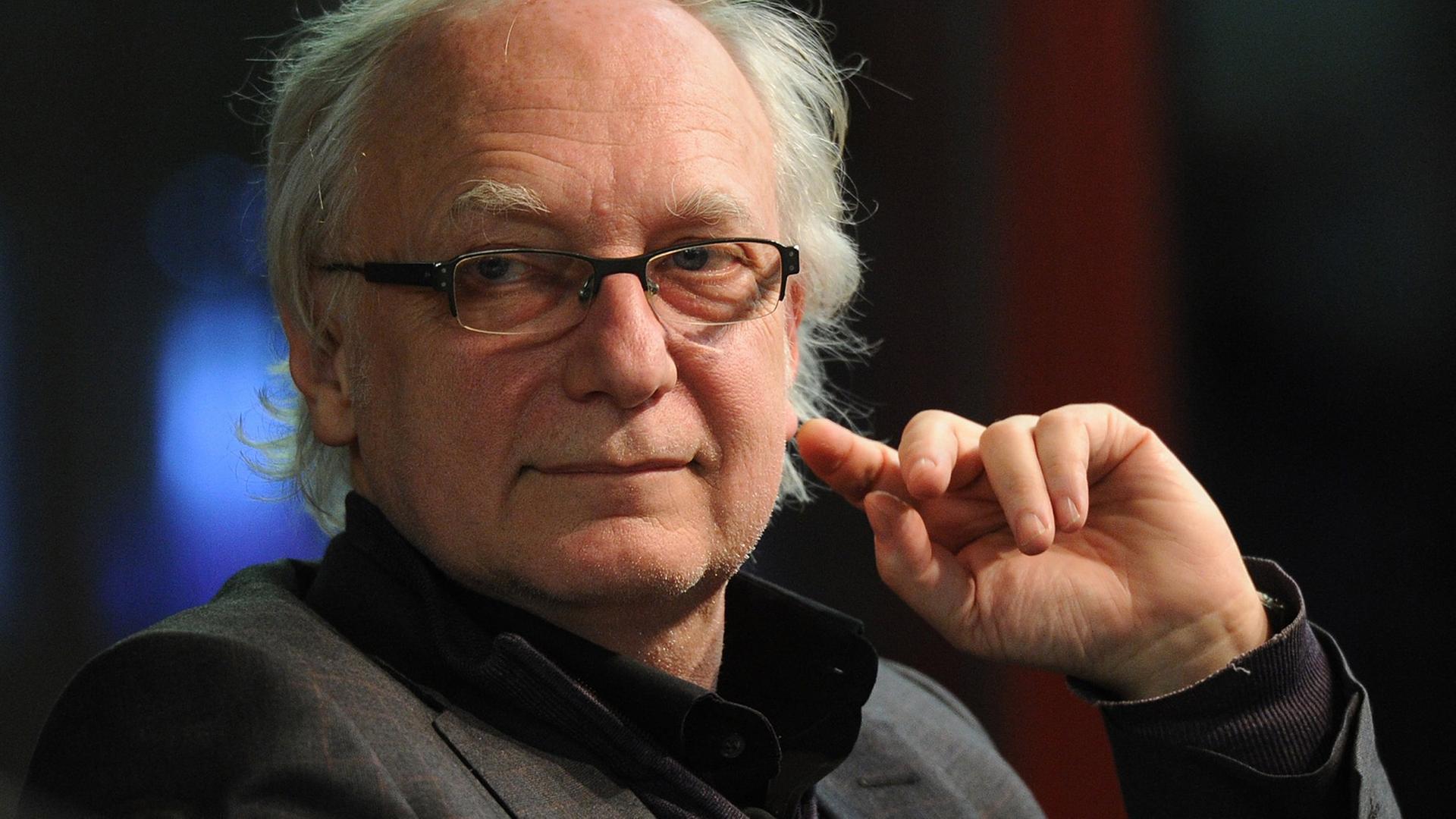 Der Kulturwissenschaftler Claus Leggewie sitzt am 12.03.2013 in Köln (Nordrhein-Westfalen) bei einer Lesung seines Buches "Zukunft im Süden" im Rahmen des Literaturfestivals Lit.Cologne auf der Bühne. Der Kulturwissenschaftler Claus Leggewie sitzt am 12.03.2013 in Köln (Nordrhein-Westfalen) bei einer Lesung seines Buches "Zukunft im Süden" im Rahmen des Literaturfestivals Lit.Cologne auf der Bühne.