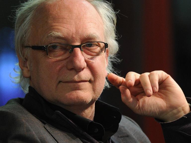 Der Kulturwissenschaftler Claus Leggewie sitzt am 12.03.2013 in Köln (Nordrhein-Westfalen) bei einer Lesung seines Buches "Zukunft im Süden" im Rahmen des Literaturfestivals Lit.Cologne auf der Bühne.