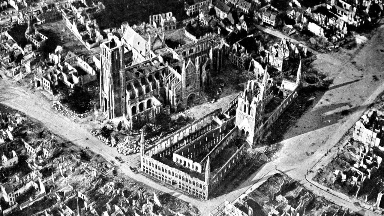 Blick aus der Vogelperspektive aus Ypern: Von der ehemals reichen Altstadt sind nur einzelne Wände oder Riunen erhalten, der Rest wurde im Krieg zerstört. Blick aus der Vogelperspektive aus Ypern: Von der ehemals reichen Altstadt sind nur einzelne Wände oder Riunen erhalten, der Rest wurde im Krieg zerstört.