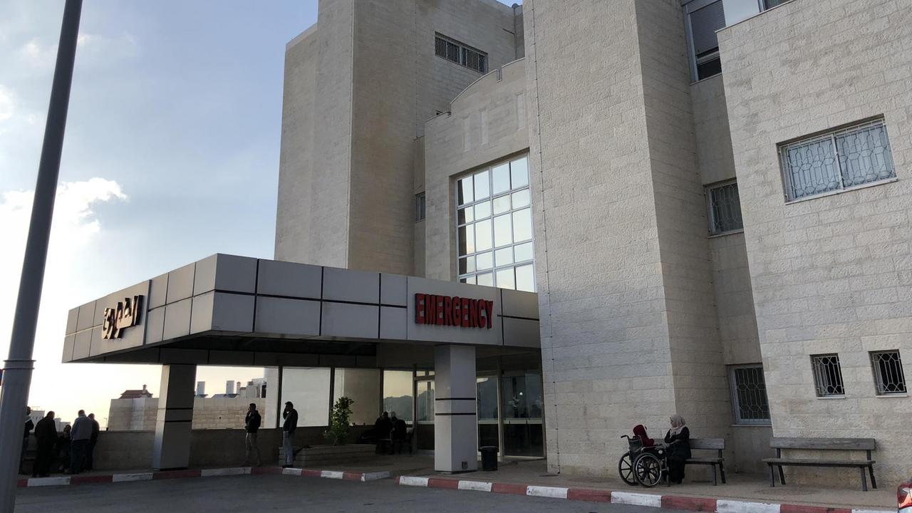 Die An-Najah-Uni-Klinik in Nablus ist die modernste im Westjordanland. Hier ist der Eingang zur Notaufnahme von draußen zu sehen.