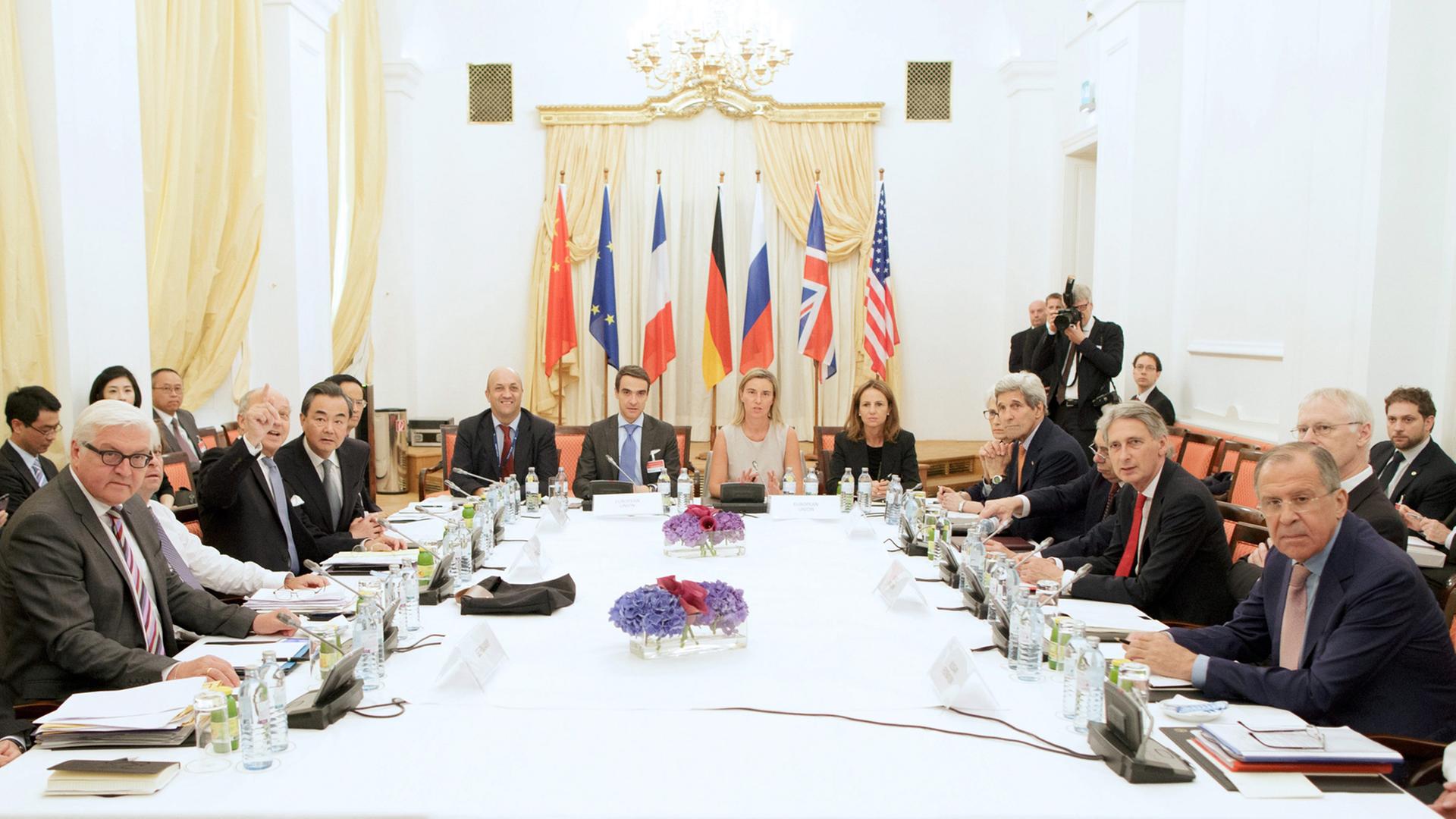 Teilnehmer der "5 plus 1"-Gespräche über ein Atomabkommen mit dem Iran in Wien bei der letzten Verhandlungsrunde. Teilnehmer der "5 plus 1"-Gespräche über ein Atomabkommen mit dem Iran in Wien bei der letzten Verhandlungsrunde.