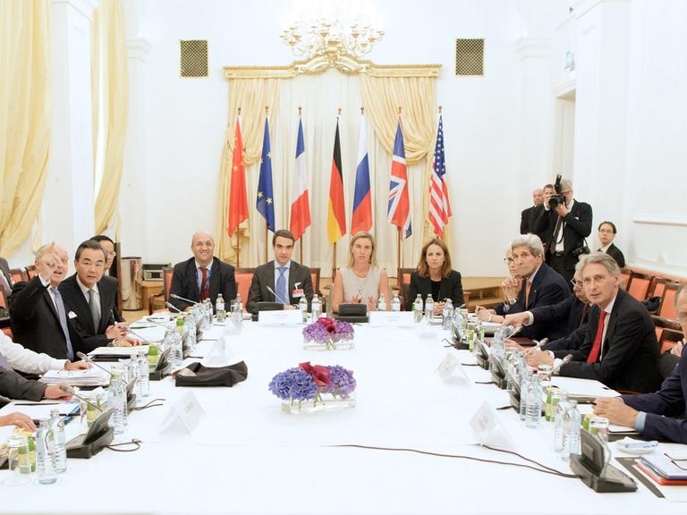 Teilnehmer der "5 plus 1"-Gespräche über ein Atomabkommen mit dem Iran in Wien bei der letzten Verhandlungsrunde.