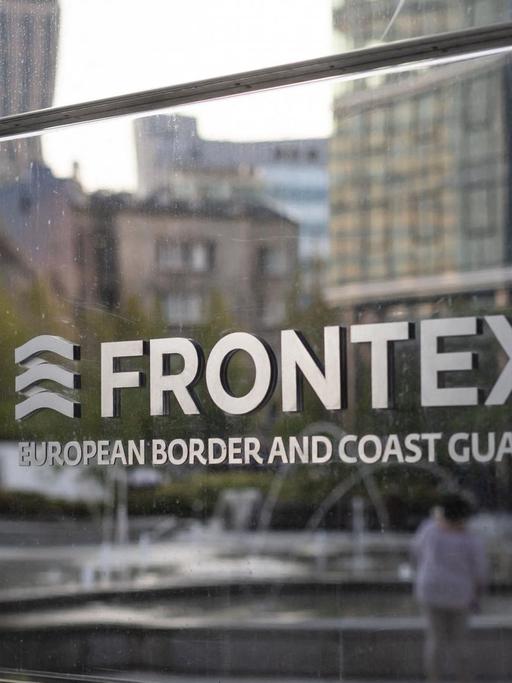 Das Logo der Grenzschutzagentur Frontex auf einer Glasscheibe.