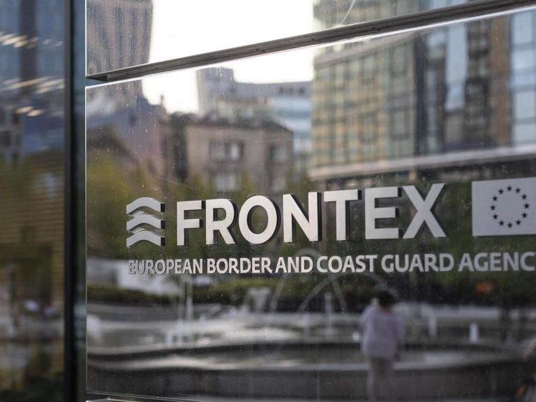 Das Logo der Grenzschutzagentur Frontex auf einer Glasscheibe.
