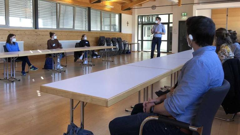 Studierende sitzen in einem Seminarraum. Studierende sitzen in einem Seminarraum.