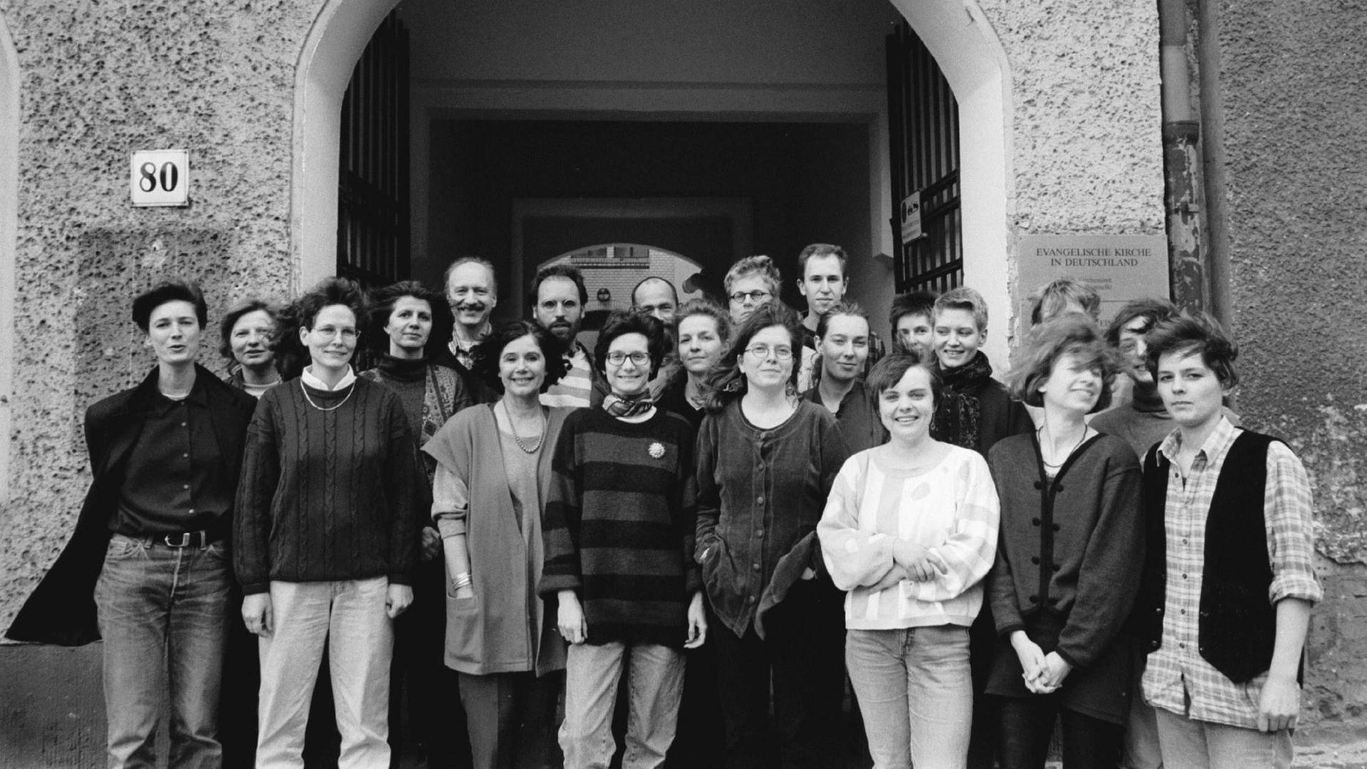 Die erste Studiengruppe der Evangelischen Journalistenschule Berlin im April 1995. Das Gruppenfoto zeigt unter anderem Imme de Haen, die damalige Leiterin der EJS (vordere Reihe, 3. v.links). Die erste Studiengruppe der Evangelischen Journalistenschule Berlin im April 1995. Das Gruppenfoto zeigt unter anderem Imme de Haen, die damalige Leiterin der EJS (vordere Reihe, 3. v.links).