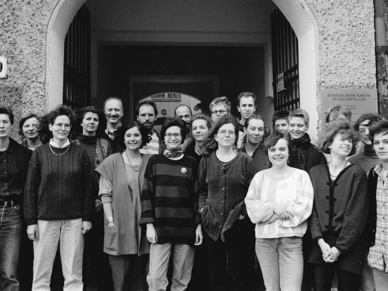 Die erste Studiengruppe der Evangelischen Journalistenschule Berlin im April 1995. Das Gruppenfoto zeigt unter anderem Imme de Haen, die damalige Leiterin der EJS (vordere Reihe, 3. v.links).