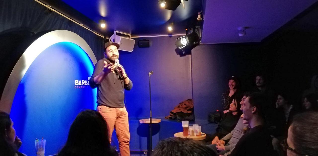 Der algerischstämmige Comedian Wary Nichen bei einem Auftritt im Barbès Comedy Club