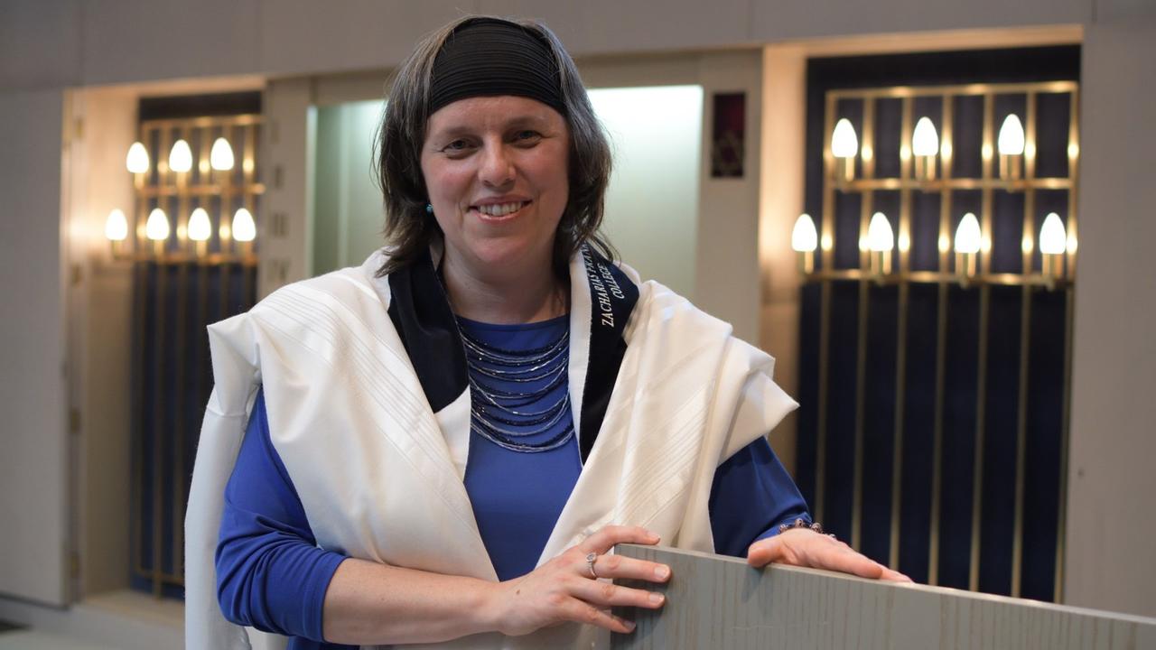 Nitzan Stein-Kokin am Tag der Ordination mit dem Tallit (Gebetsschal) des Zacharias Frankel College. Nitzan Stein-Kokin am Tag der Ordination mit dem Tallit (Gebetsschal) des Zacharias Frankel College.