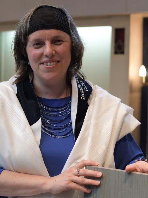 Nitzan Stein-Kokin am Tag der Ordination mit dem Tallit (Gebetsschal) des Zacharias Frankel College.