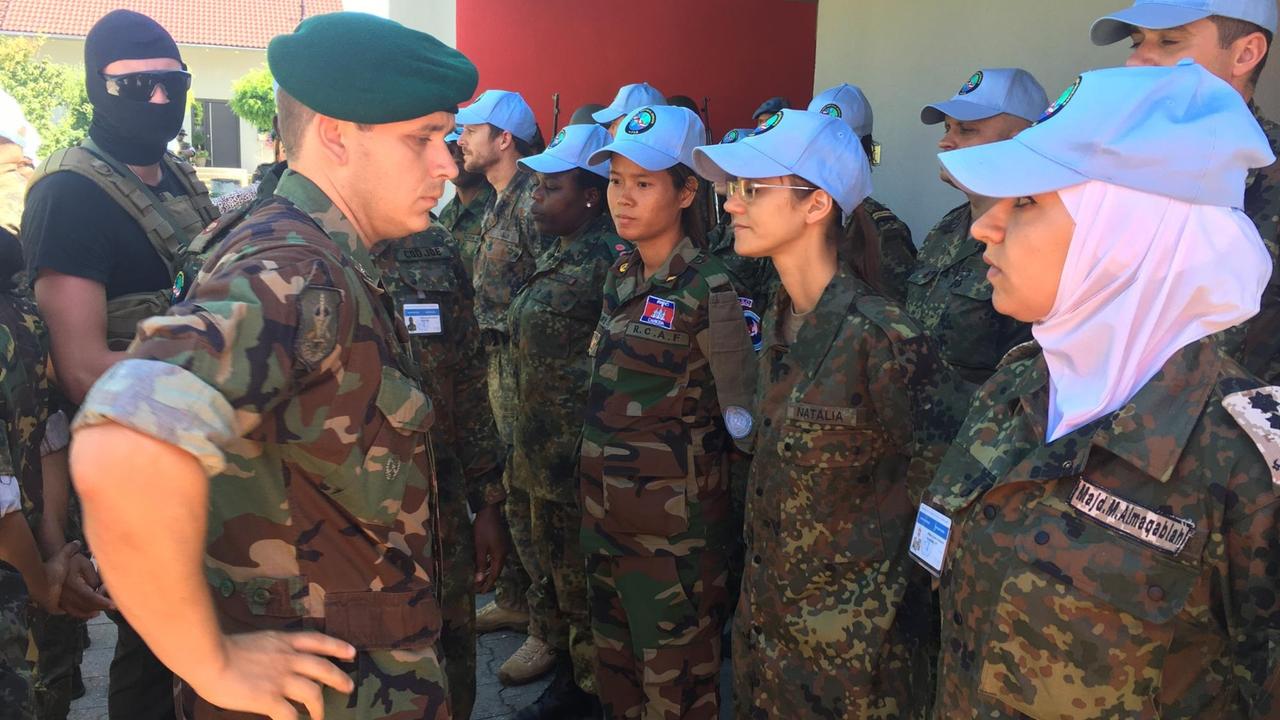 Angehende internationale Militärbeobachter während der Übung "Blue Flags" im Westallgäu Angehende internationale Militärbeobachter während der Übung "Blue Flags" im Westallgäu