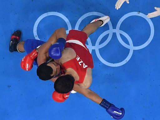 Boxkampf zwischen Teymur Mammadov (r.) und Adilbek Niyazymbetov während der Olympischen Spiele 2016 in Rio de Janeiro