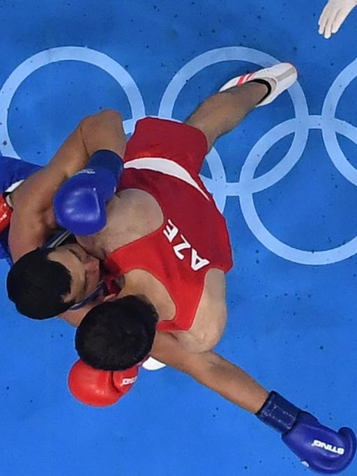 Boxkampf zwischen Teymur Mammadov (r.) und Adilbek Niyazymbetov während der Olympischen Spiele 2016 in Rio de Janeiro