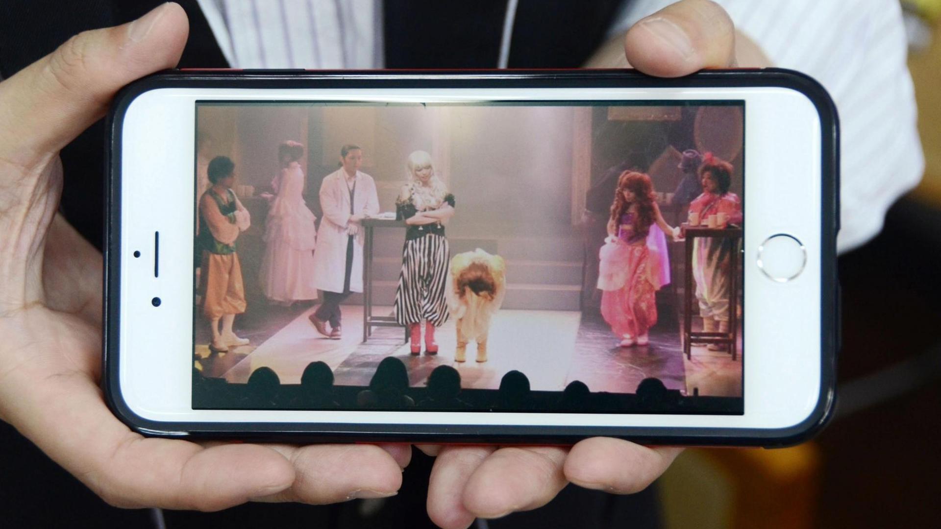 Viele Menschen nutzen das Smartphone, um sich Videos anzuschauen Viele Menschen nutzen das Smartphone, um sich Videos anzuschauen