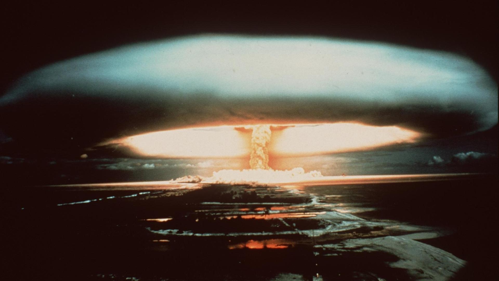 Nach der Explosion einer französischen Atombombe 1971 schwebt dieser riesige Atompilz über dem Mururoa-Atoll. Nach der Explosion einer französischen Atombombe 1971 schwebt dieser riesige Atompilz über dem Mururoa-Atoll.