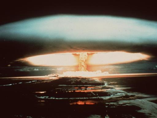 Nach der Explosion einer französischen Atombombe 1971 schwebt dieser riesige Atompilz über dem Mururoa-Atoll.