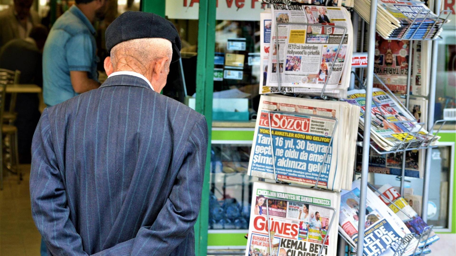 Mehrere türkische Zeitungen liegen auf einem Zeitungsständer vor einem Kiosk aus Mehrere türkische Zeitungen liegen auf einem Zeitungsständer vor einem Kiosk aus