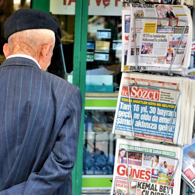 Mehrere türkische Zeitungen liegen auf einem Zeitungsständer vor einem Kiosk aus