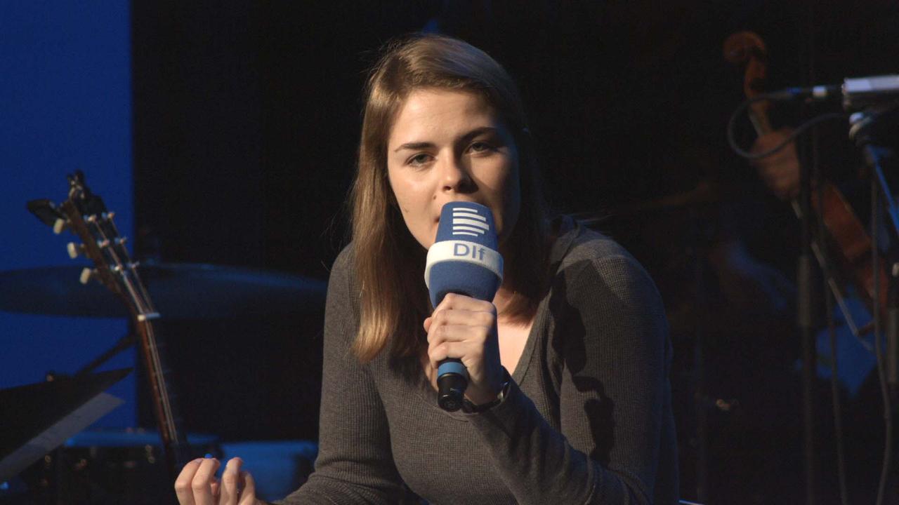Die Schweizerin Hazel Brugger bei Ihrem Stand Up. Die Schweizerin Hazel Brugger bei Ihrem Stand Up.