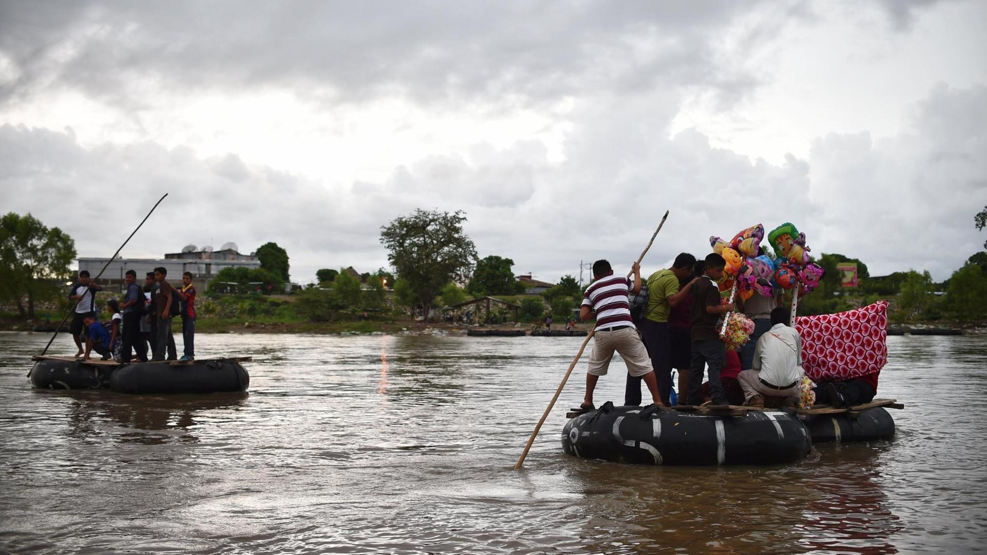 Migranten benutzen ein behelfsmäßiges Floss, um den Suchiate-Fluss, der die natürliche Grenze zwischen Mexiko und Guatemala markiert, zu überqueren (Archivbild 2014) Migranten benutzen ein behelfsmäßiges Floss, um den Suchiate-Fluss, der die natürliche Grenze zwischen Mexiko und Guatemala markiert, zu überqueren (Archivbild 2014)