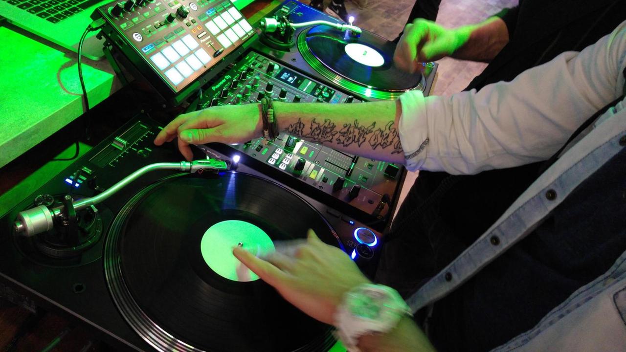 Viel Zulauf für den Plattenspieler: Am Stand eines Herstelles von DJ-Equipment auf der Frankfurter Musikmesse Viel Zulauf für den Plattenspieler: Am Stand eines Herstelles von DJ-Equipment auf der Frankfurter Musikmesse