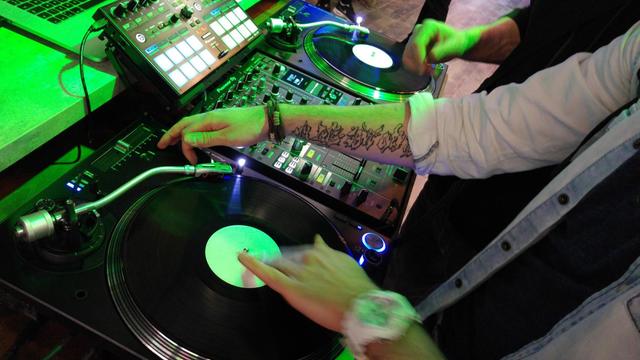 Viel Zulauf für den Plattenspieler: Am Stand eines Herstelles von DJ-Equipment auf der Frankfurter Musikmesse