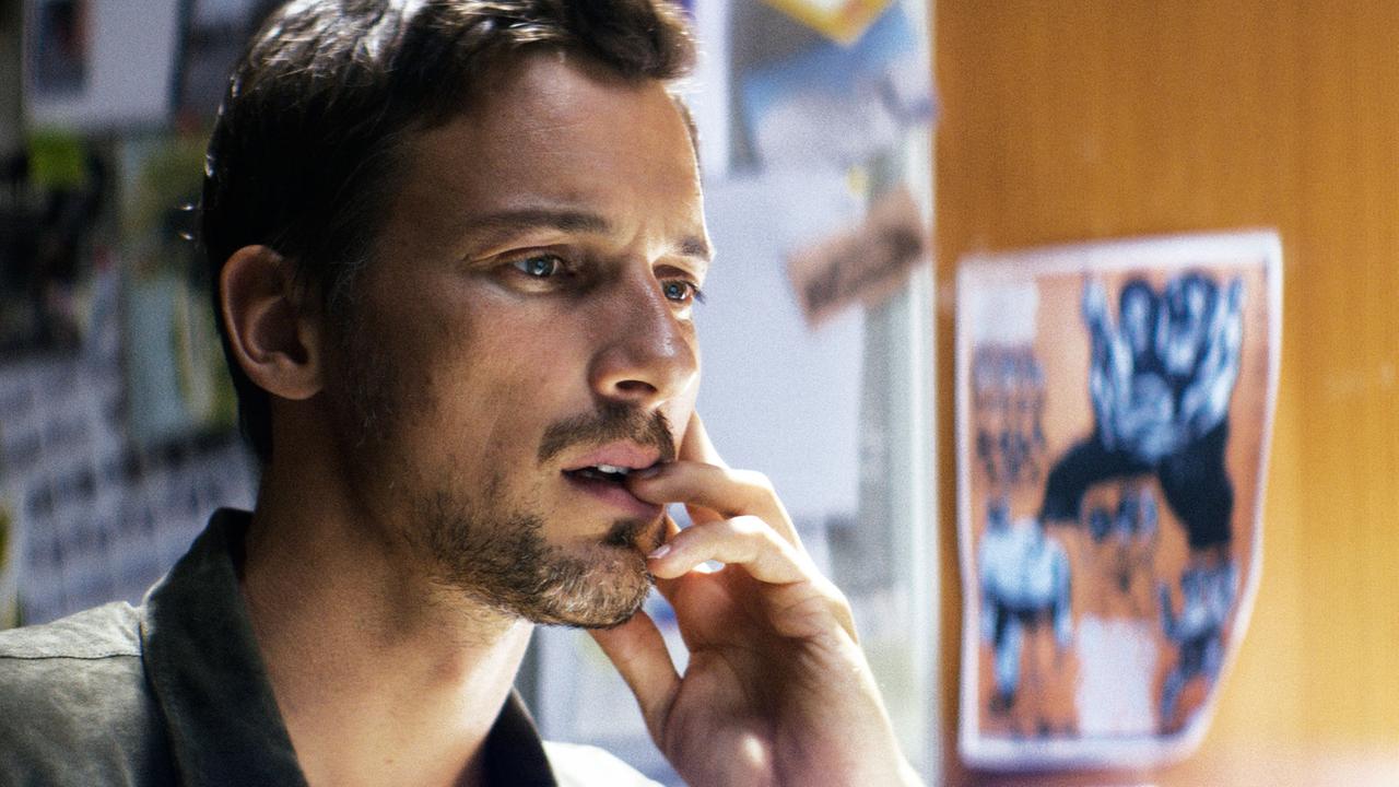 Florian David Fitz als Journalist Fabian Groys in einer Szene des Kinofilms "Die Lügen der Sieger" (undatiertes Foto). Der Film startet am 18.06.2015 in den deutschen Kinos. Florian David Fitz als Journalist Fabian Groys in einer Szene des Kinofilms "Die Lügen der Sieger" (undatiertes Foto). Der Film startet am 18.06.2015 in den deutschen Kinos.