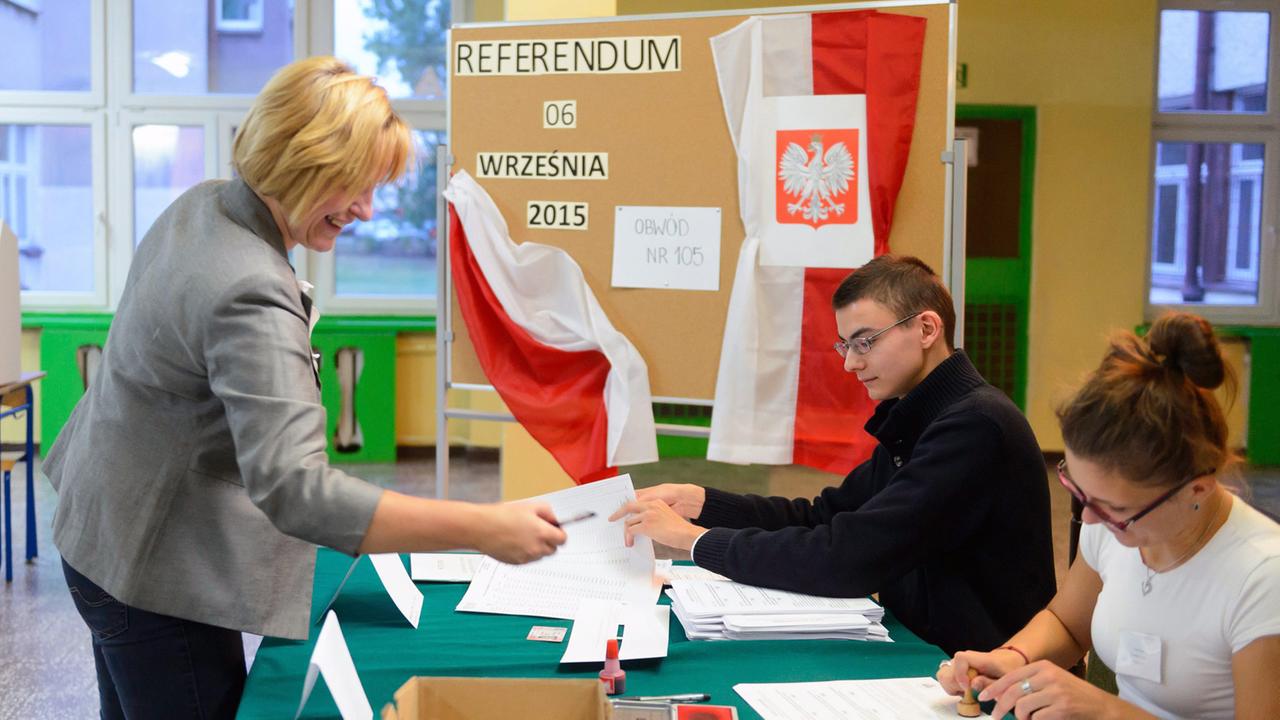 Eine Wählerin in Poznan gibt ihre Stimme beim polnischen Referendum über das Wahlrecht und die Parteienfinanzierung ab. Eine Wählerin in Poznan gibt ihre Stimme beim polnischen Referendum über das Wahlrecht und die Parteienfinanzierung ab.