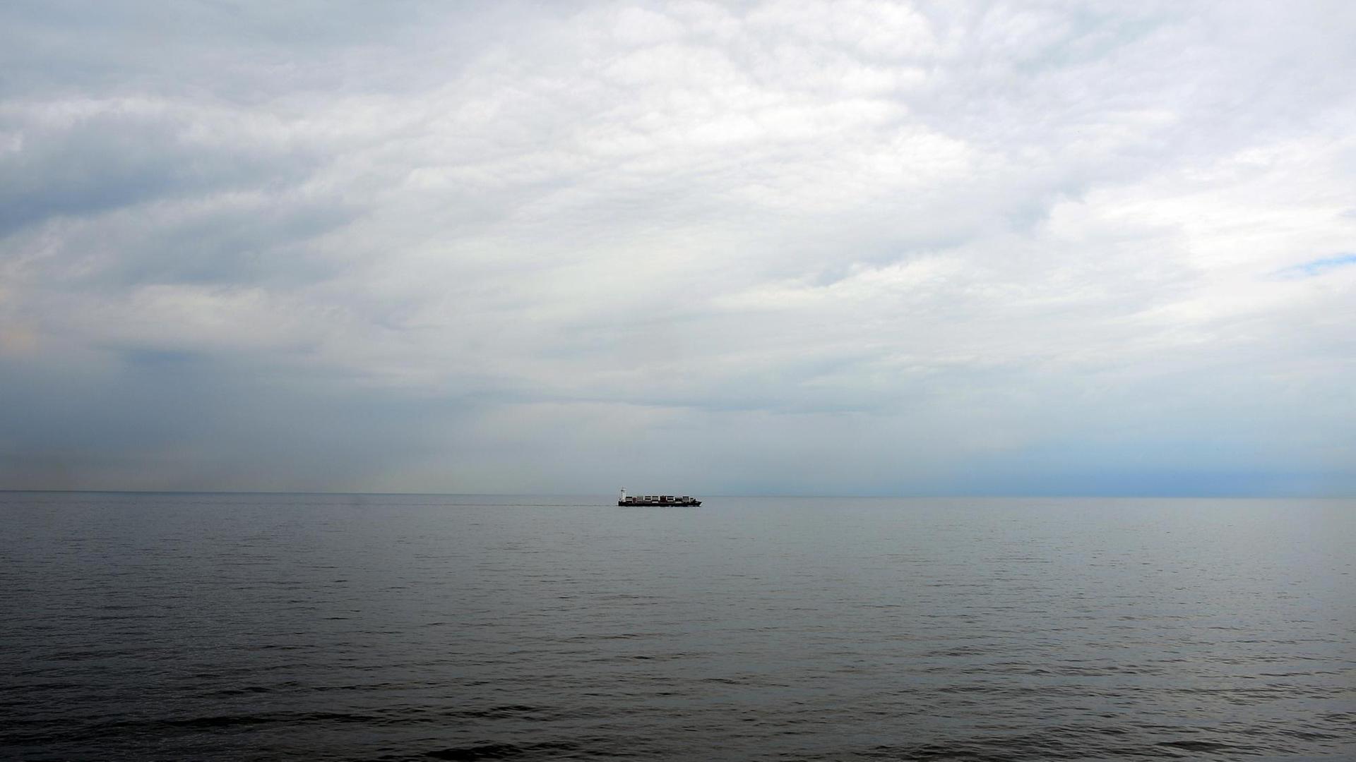Die Ostsee vor Travemünde. Am Horizont ist ein Frachtschiff zu sehen. Die Ostsee vor Travemünde. Am Horizont ist ein Frachtschiff zu sehen.