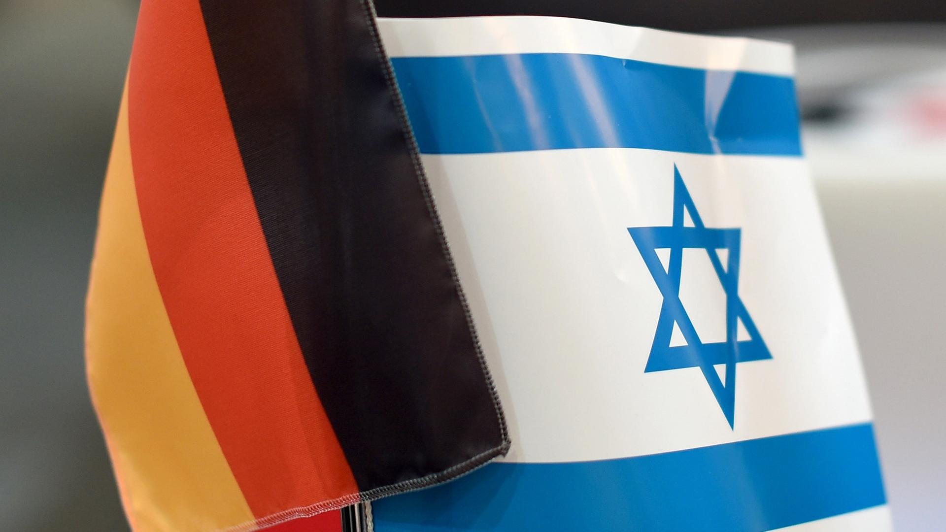 Fähnchen von Israel und Deutschland am 14.03.2015 auf der Buchmesse Leipzig (Sachsen). Ein Messeschwerpunkt ist das diesjährige Jubiläum: 50 Jahre deutsch-israelische diplomatische Beziehungen Fähnchen von Israel und Deutschland am 14.03.2015 auf der Buchmesse Leipzig (Sachsen). Ein Messeschwerpunkt ist das diesjährige Jubiläum: 50 Jahre deutsch-israelische diplomatische Beziehungen