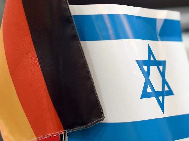 Fähnchen von Israel und Deutschland am 14.03.2015 auf der Buchmesse Leipzig (Sachsen). Ein Messeschwerpunkt ist das diesjährige Jubiläum: 50 Jahre deutsch-israelische diplomatische Beziehungen