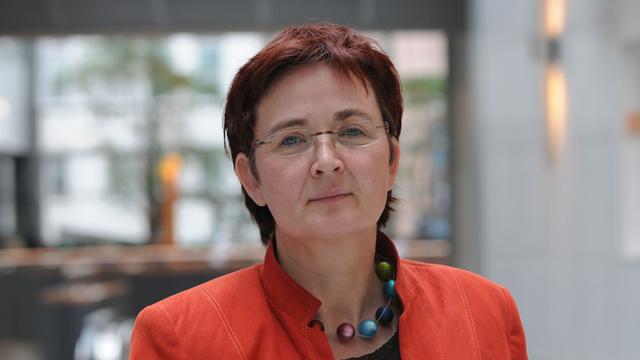 Die SPD-Europaabgeordnete Birgit Sippel steht am 23. April 2013 in einer Halle des Europäischen Parlaments in Brüssel.