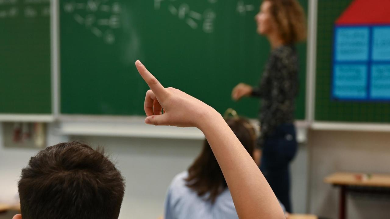 Ein Schüler der Klasse 4c der Robert-Schumann-Grundschule meldet sich im Unterricht. Ein Schüler der Klasse 4c der Robert-Schumann-Grundschule meldet sich im Unterricht.