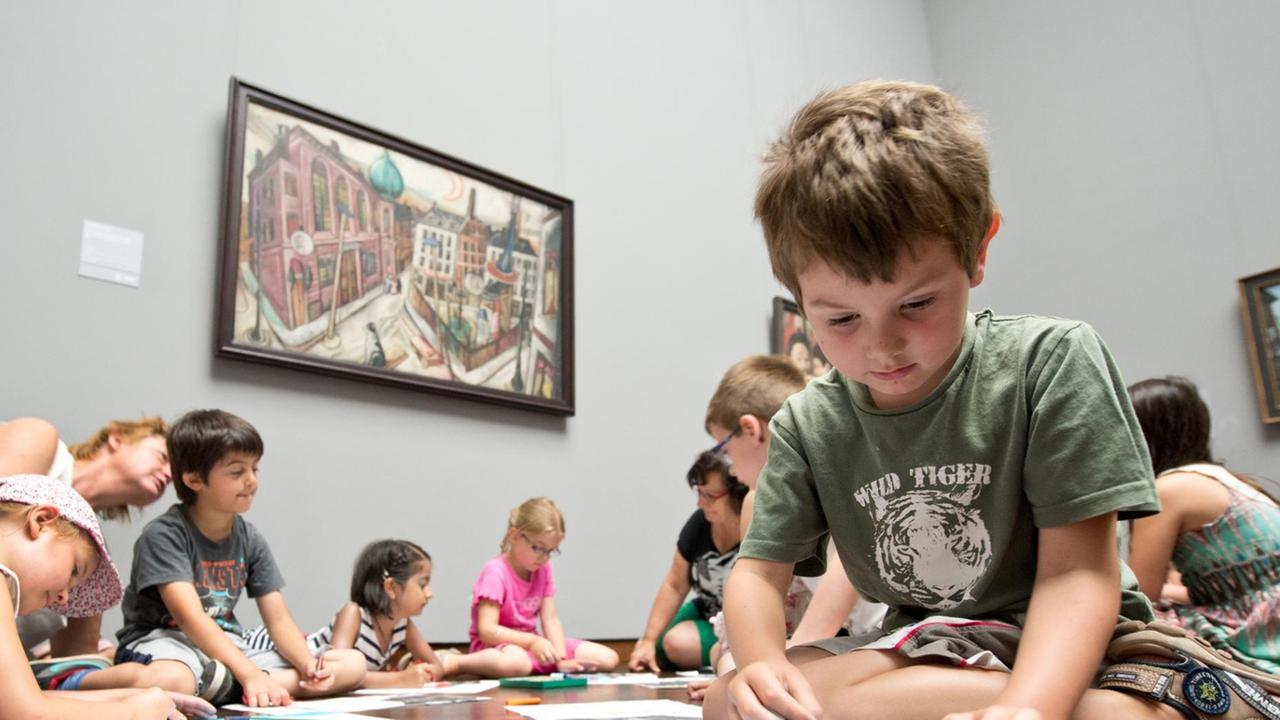 Kinder einer Frankfurter Grundschulklasse nehmen im Museum Städel in Frankfurt am Main (Hessen) an einer "Bildungswoche im Museum" teil. Kinder einer Frankfurter Grundschulklasse nehmen im Museum Städel in Frankfurt am Main (Hessen) an einer "Bildungswoche im Museum" teil.