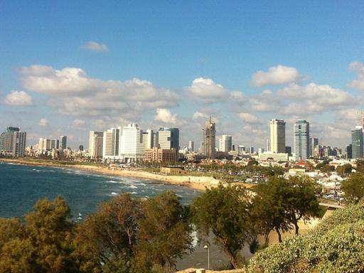 Blick von Jaffa aus auf den Strand und die Hochhausskyline von Tel Aviv