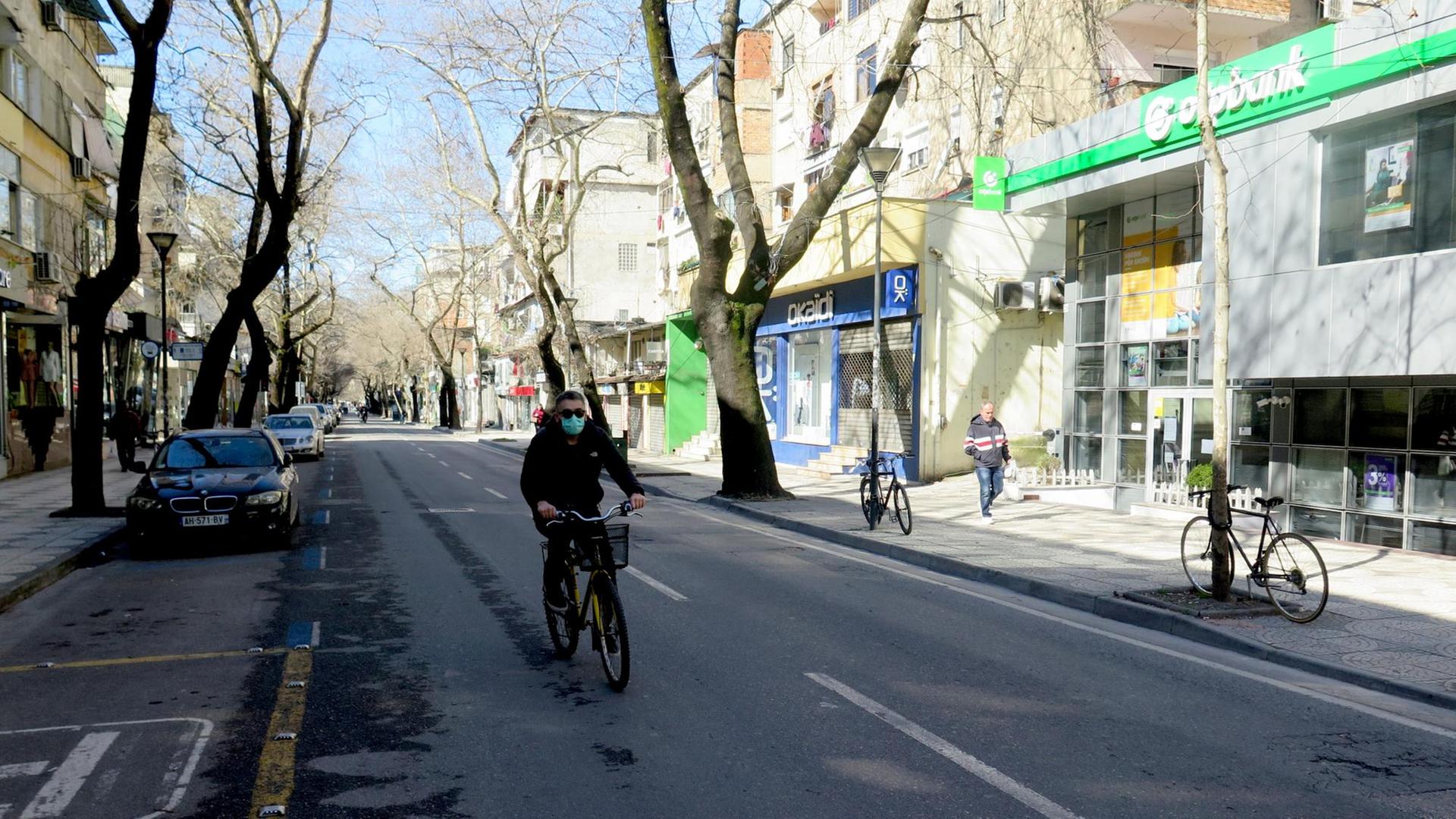 Die meisten wagen sich nur noch mit Mundschutz auf Tiranas Straßen. Die meisten wagen sich nur noch mit Mundschutz auf Tiranas Straßen.