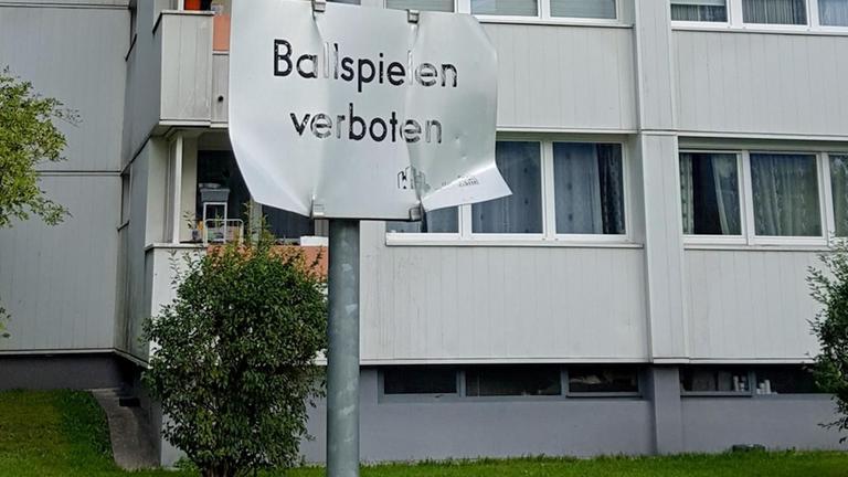 Ein Schild im Hochhausviertel Noitzmühle besagt: Ballspielen verboten Ein Schild im Hochhausviertel Noitzmühle besagt: Ballspielen verboten