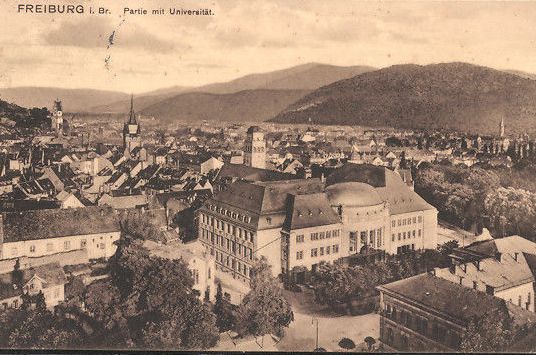 Der baumbestandene Synagogenplatz mit Synagoge und jüdischem Gemeindehaus (linker Bildrand) neben der Universität. Zeitgenössische Ansichtskarte, 1913 Der baumbestandene Synagogenplatz mit Synagoge und jüdischem Gemeindehaus (linker Bildrand) neben der Universität. Zeitgenössische Ansichtskarte, 1913