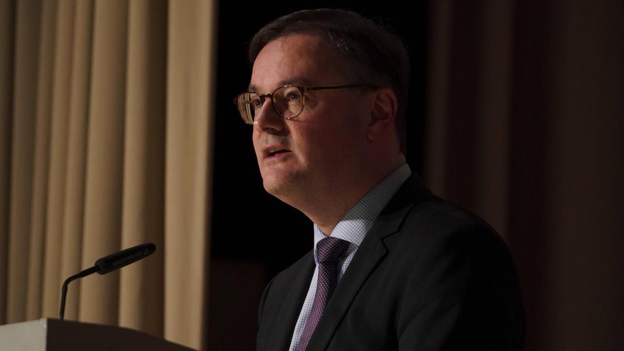 Jörn Leonhard auf einer Lesung in Berlin im November 2018 zu seinem neuen Buch "Der überforderte Frieden, Versailles und die Welt 1918 - 1923, erschienen im C.H. Beck Verlag. Jörn Leonhard auf einer Lesung in Berlin im November 2018 zu seinem neuen Buch "Der überforderte Frieden, Versailles und die Welt 1918 - 1923, erschienen im C.H. Beck Verlag.