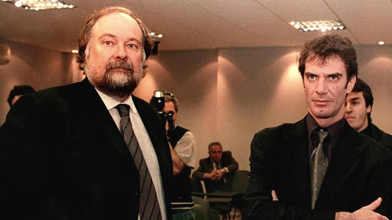 Der Vorsitzende des argentinischen Kabinetts, Chrystian Colombo (li), und der Kulturminister Dario Loperfido (re), während sie 2001 auf einen Termin mit dem damaligen argentinischen Präsidenten, Fernando De la Rue, warten.
