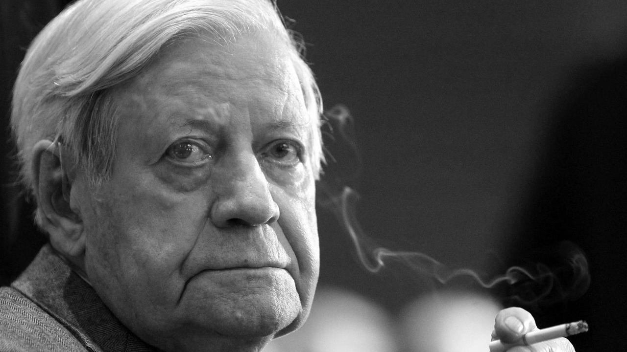 Altbundeskanzler Helmut Schmidt bei einer Tagung 2010 mit einer Zigarette in der Hand. Altbundeskanzler Helmut Schmidt bei einer Tagung 2010 mit einer Zigarette in der Hand.