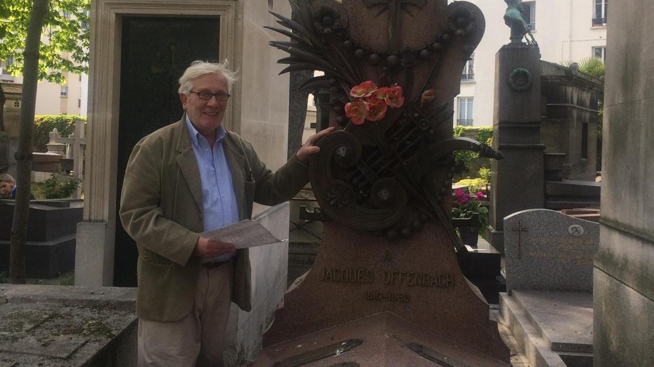 Michel Güet steht neben dem Grab von Jacques Offenbach auf dem Friedhof Montmartre. Michel Güet steht neben dem Grab von Jacques Offenbach auf dem Friedhof Montmartre.