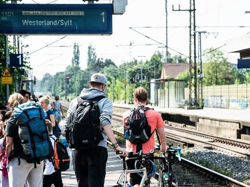Reisende und Schülergruppen warten in Elmshorn, Schlewig-Holstein, auf einen Zug nach Sylt. Auf der Strecke von Hamburg nach Westerland auf Sylt kommt es immer wieder zu Zugausfällen.